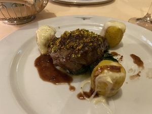 Mains: Grilled Beef filet on a bed of Spinnach with pistaccio, Chianti-reduction and Taleggio cheese on young potatoes