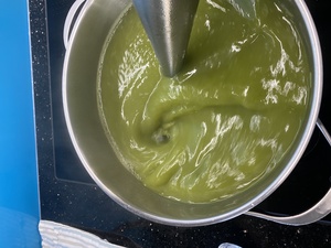 I made a big pot of leek soup - we'll eat this with veal dumplings and stilton cheese - you'll see!