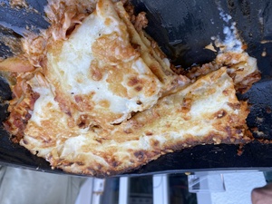 A picture of Marina's lasagna after the family has attacked it and inflicted major damage. Yet: some of it is still ready to be consumed another day!