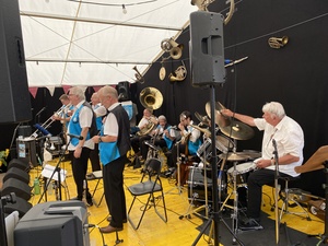 There's a brass band playing. They sound kind of nice, even though the insdie of this tent is easily 40C. If I would play any brass instrument, it would be the tuba for sure.