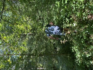 JP marches through the forest in search of the trailhead on the ridge between Bassersdorf and Tagelswangen