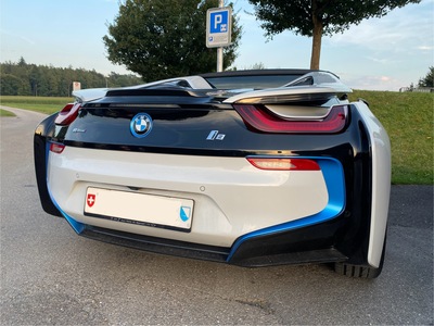 On our walk we stumbled across this BMW i8 car - I really like the shape.