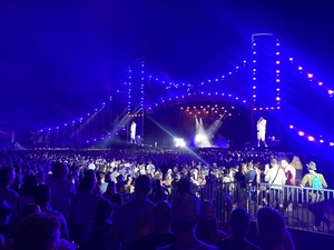 Sido is at Main Stage, and he is singing about photo albumbs with silver buttons and pictures inside. Well, I took your picture, Sido!