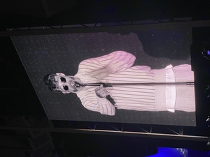 A closeup of Sido, who wore a white pullover onto a stage with lights on him, while it is 30C outside. Bilder? Krank im Kopf!