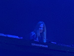 Although I'm maybe ten meters away, it's after dark, there are no lights on the stage (only into the audience), so I can't really take pictures of Nora en Pure playing.