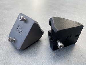 The broken part (Y idler) with the stuck screw, and a newly printed part (left) with two screws that cleanly go in/out of the part. Yaay for open hardware designs, you can just download these parts of the Prusa website!