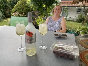 Outside, we finish that beautiful white wine from yesterday.