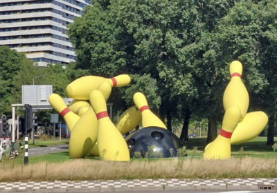 The bowling pin statues at the corner of the TU/Eindhoven campus