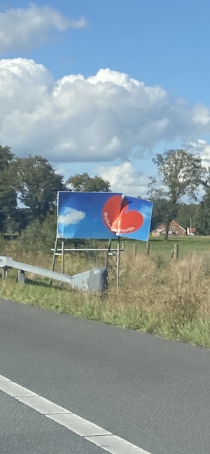 The 'Wolkom in Frysl&acirc;n' sign when entering Friesland
