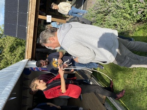 Arend had conjured up (hehe) a magician. Even though we were still sober, and we could see he was indeed fidgetting with ropes, he *sill* managed to confuse us with his trickery. Chapeau!