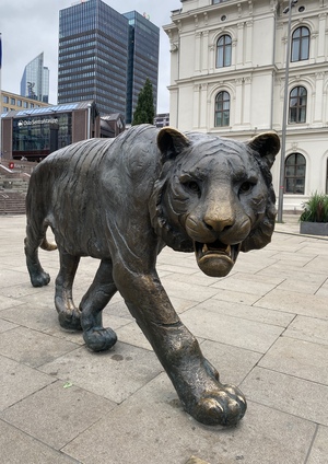 Tigeren på Jernbanetorget at Oslo main station