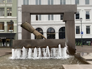 A statue of Christian IV's glove, near Brasserie Hansken