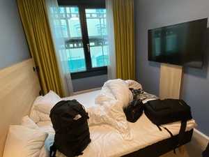 Our modest hotel room with packed bags. The nice thing was: it was really in the smack center of Oslo. The less good thing: construction from 06:30 onwwards ...