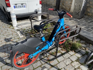 The Dott rent-a-bike that I parked at Montmartre after depleting its battery