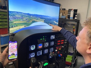 Tim is pointing at a point of interest in our simulator: Diamond DA40NG