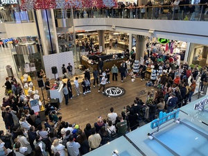 At Glatt Zentrum, a breakdance demonstration is provided, and it's pretty cool to watch