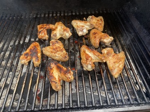 In the rebound, the chicken wings on the barbecue are golden brown and crispy