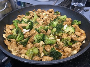 Dinner: Chicken with hoisin sauce, broccoli and cashews. Omm nom!